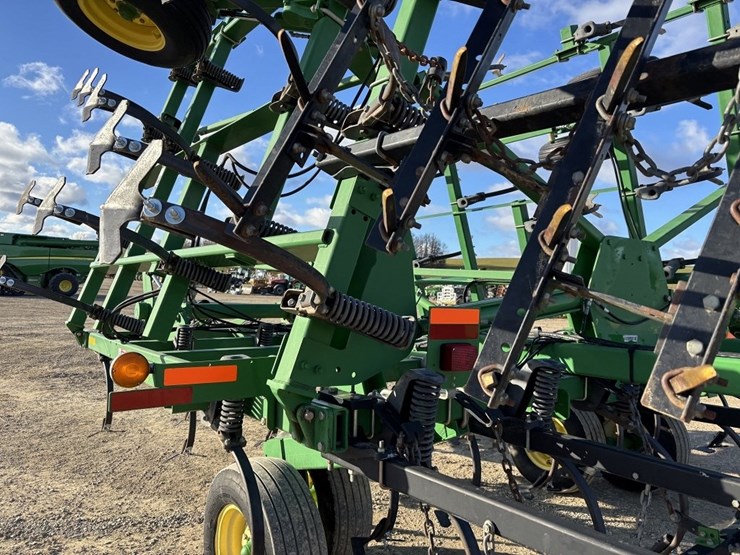 2011-john-deere-2210l-image-28