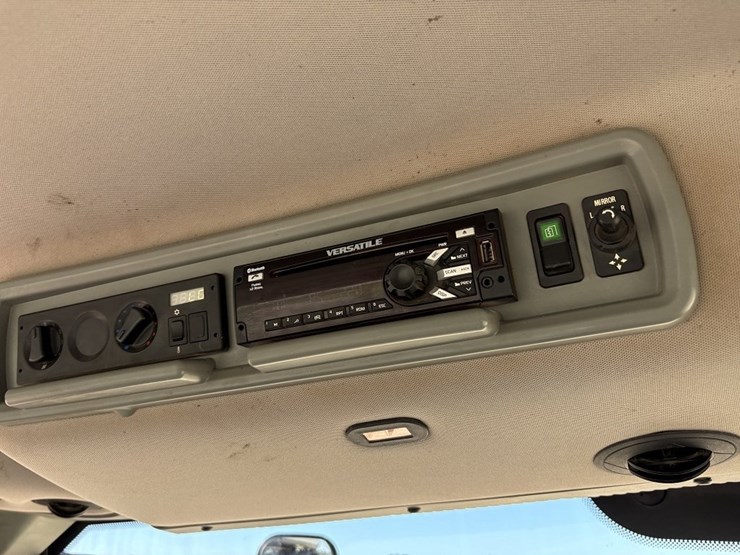 2015-versitle-310-mfwd-tractor-image-41