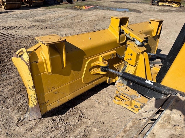 2021-caterpillar-d3-lgp-image-13