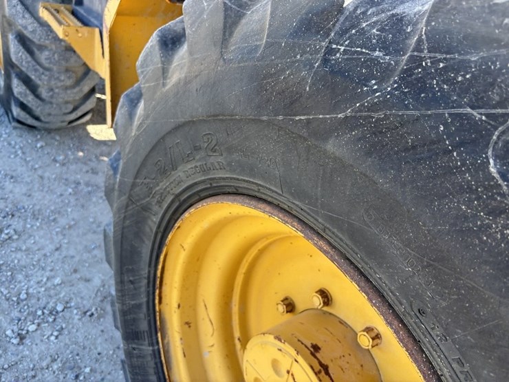 2003-deere-324h-image-17