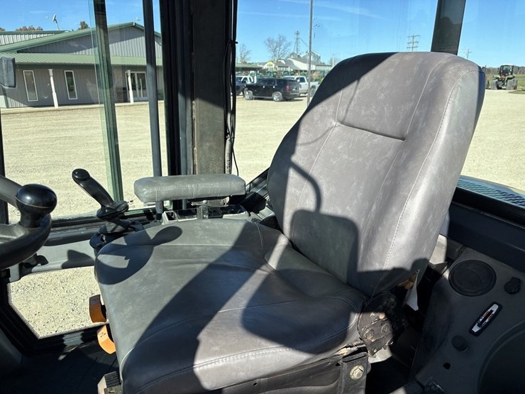 2003-deere-324h-image-38