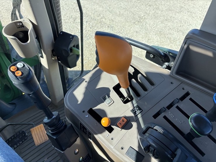 john-deere-6125m-image-40