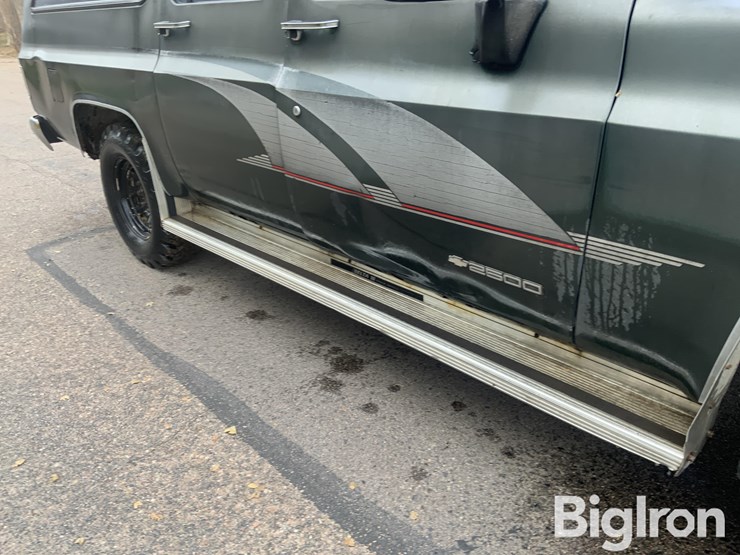 chevrolet-suburban-image-17