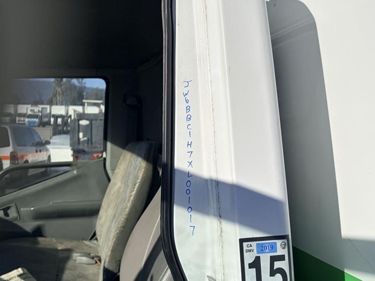 1999-mitsubishi-fuso-box-truck-image-14