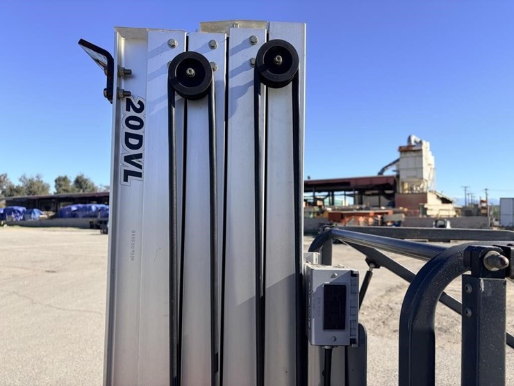 2005-jlg-axxessor-200vl-vertical-mast-lift-image-5