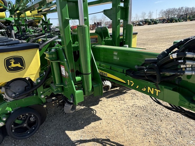 2017-john-deere-1775nt-image-9