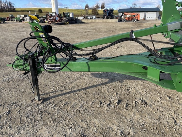2011-john-deere-2210l-image-36