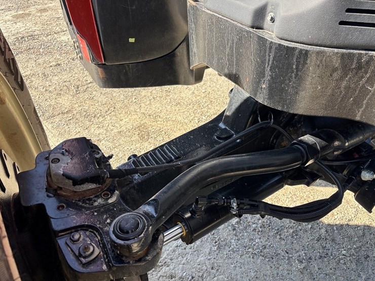 2015-versitle-310-mfwd-tractor-image-34