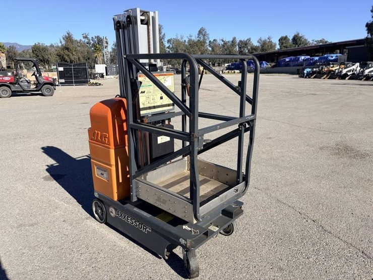 2005-jlg-axxessor-200vl-vertical-mast-lift-image-2