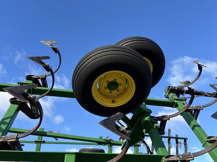 2011-john-deere-2210l-image-33