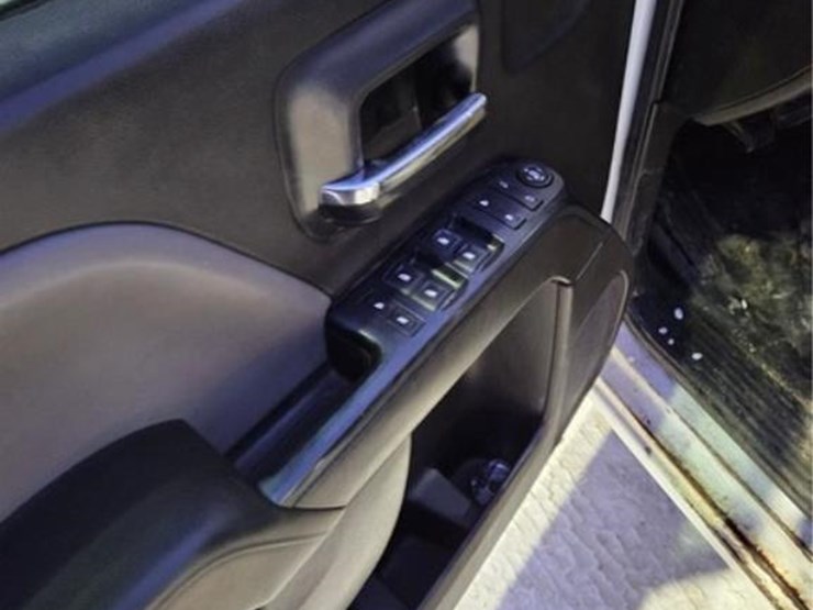 2016-chevrolet-3500hd-image-16