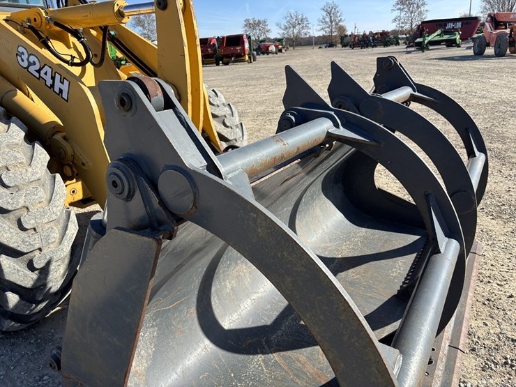 2003-deere-324h-image-9