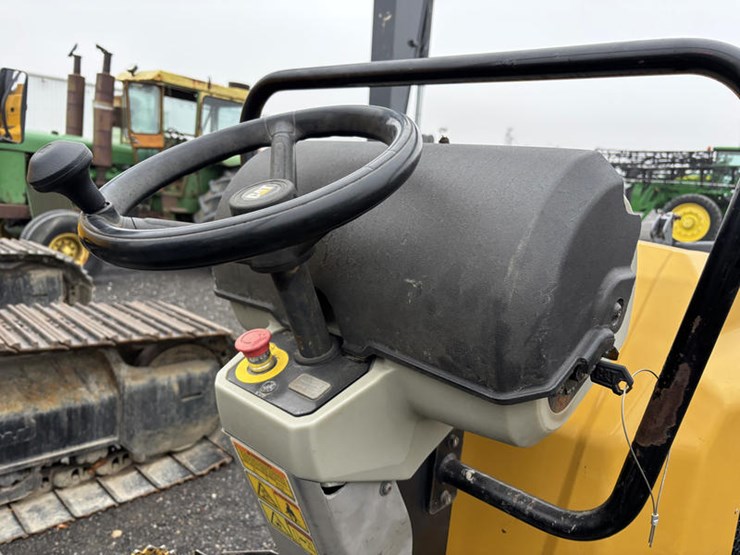 2017-caterpillar-cb24b-image-13