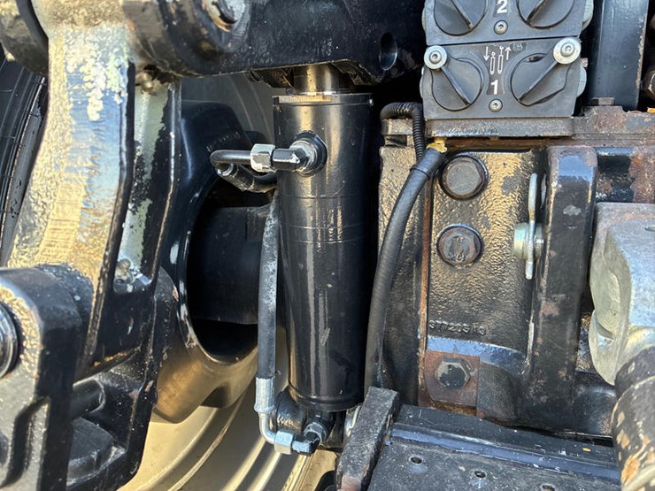 case-ih-magnum-305-image-28