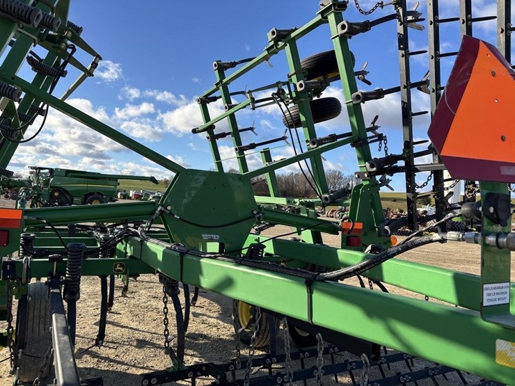 2011-john-deere-2210l-image-26