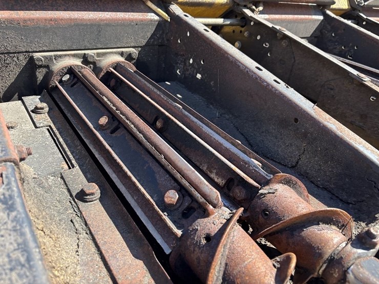 2014-new-holland-9800f-12r30"-corn-head-image-10