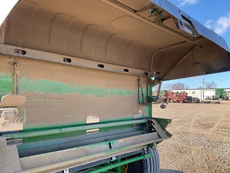 john-deere-560m-image-26