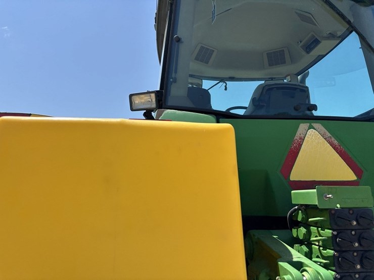 john-deere-8410t-image-32