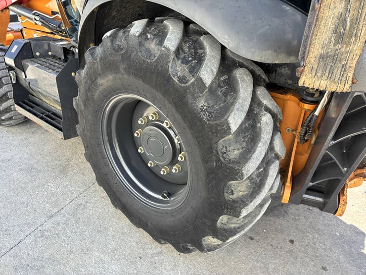 2019-case-580sn-image-65