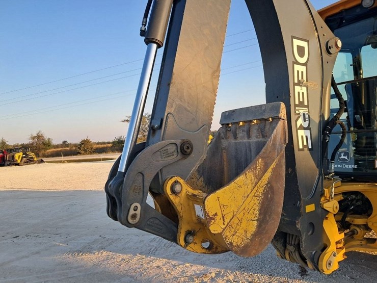 2022-deere-410l-image-40