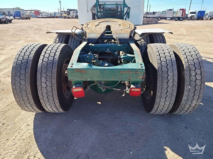 2014-peterbilt-388-image-40