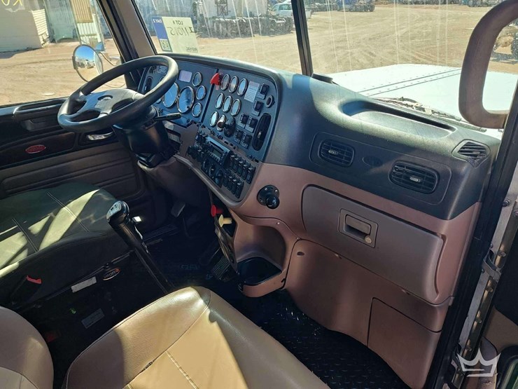 2014-peterbilt-388-image-26