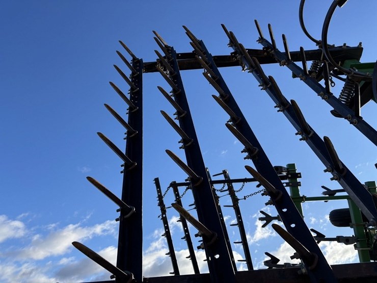 2011-john-deere-2210l-image-21