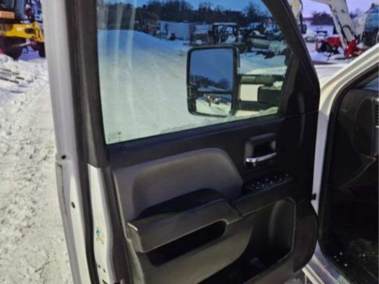 2016-chevrolet-3500hd-image-15