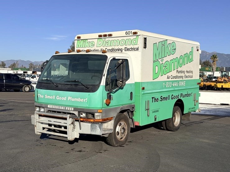 2004-mitsubishi-fuso-box-truck-image-1