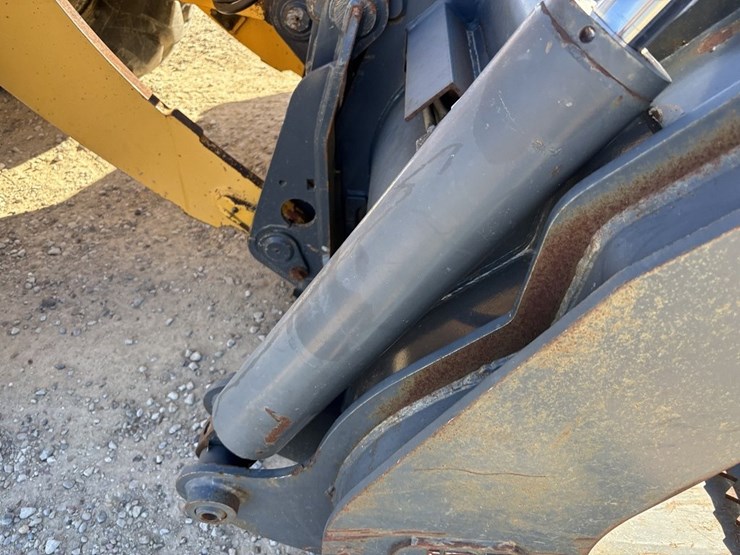 2003-deere-324h-image-11