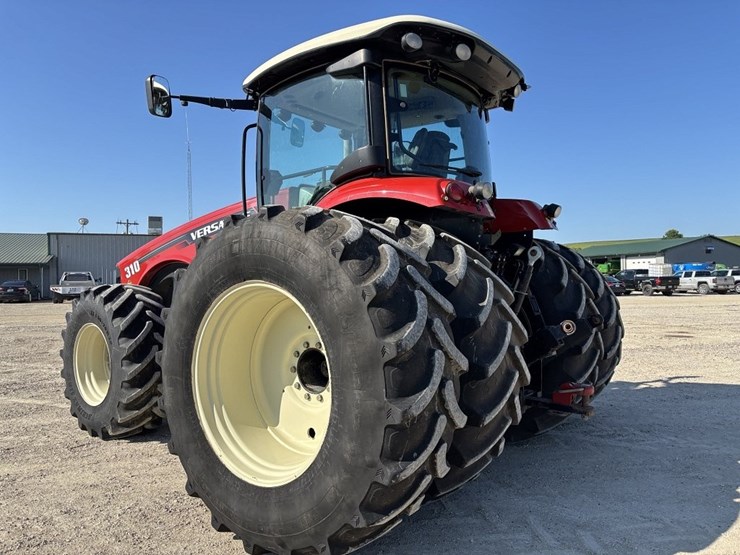 2015-versitle-310-mfwd-tractor-image-3