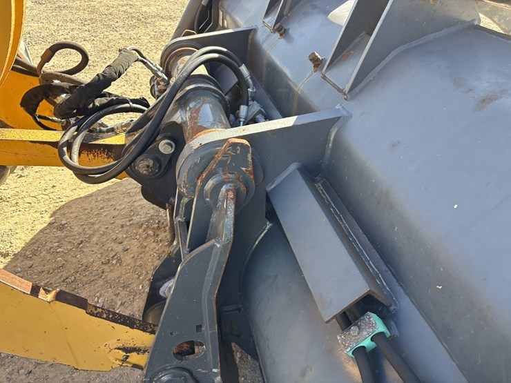 2003-deere-324h-image-12