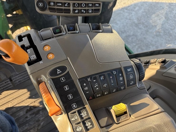 john-deere-8r-310-image-37