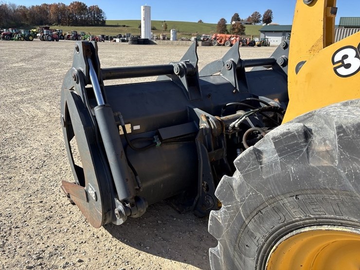 2003-deere-324h-image-31