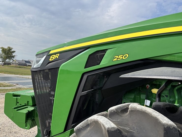 john-deere-8r-250-image-32