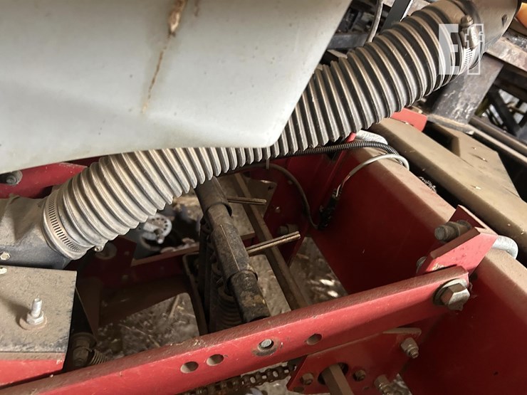 2004-white-8516-image-14