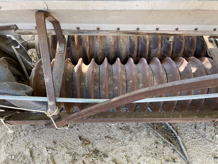 #3657-•-custom-hitch-pull-seeder-image-16