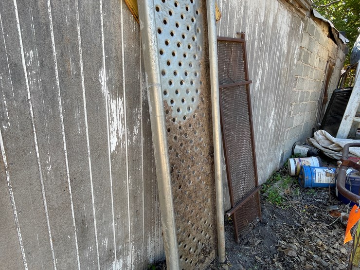 #3724-•-scrap-metal,-cart,-ramp-and-barrel-image-2