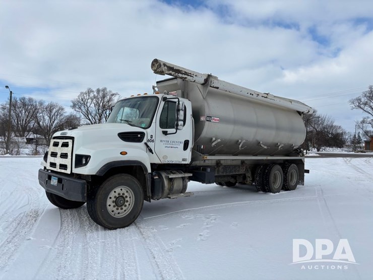 freightliner-114sd-image-2