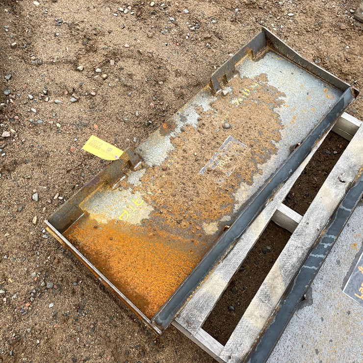 #2072 • Unused 2025 Landhonor Skid Steer Universal Adapter Plate Attachment