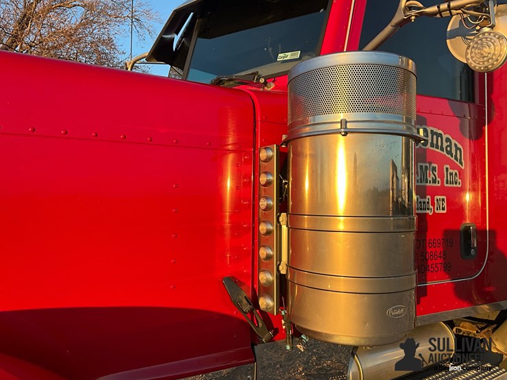 2018-peterbilt-389-image-16
