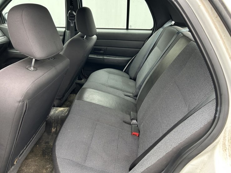 2004-ford-crown-victoria-sedan-image-17