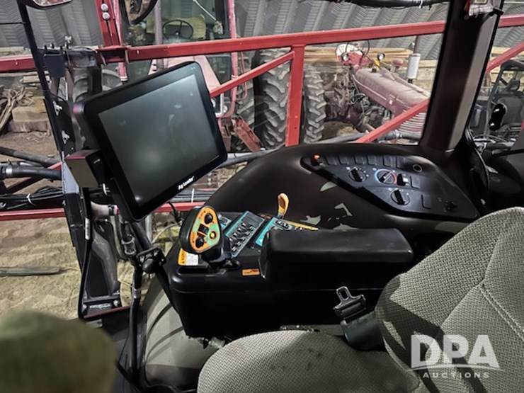 case-ih-patriot-3330-image-37