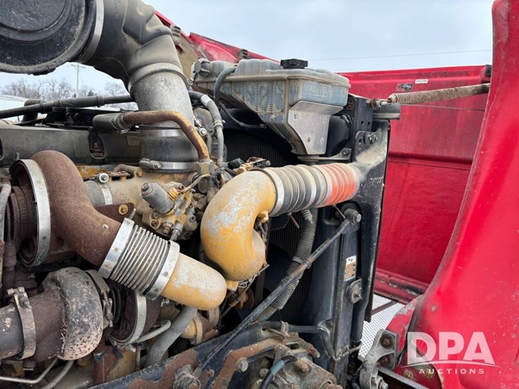 peterbilt-365-image-37