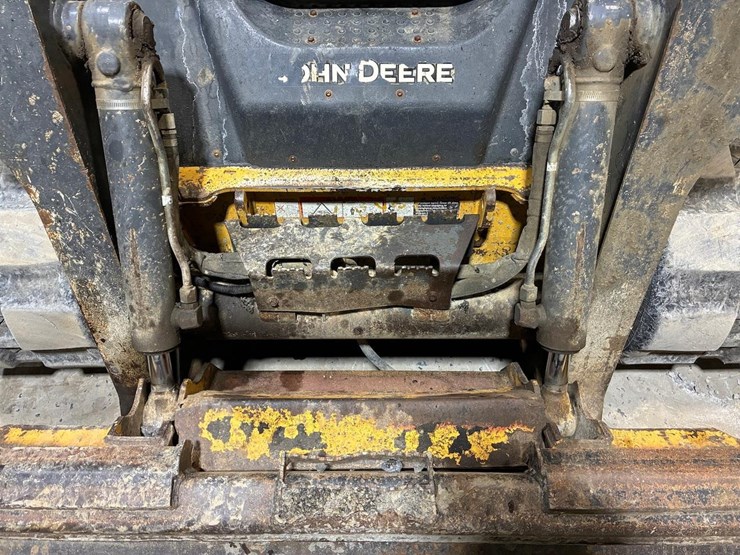 deere-323d-image-10