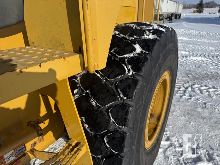 2011-deere-624k-image-26