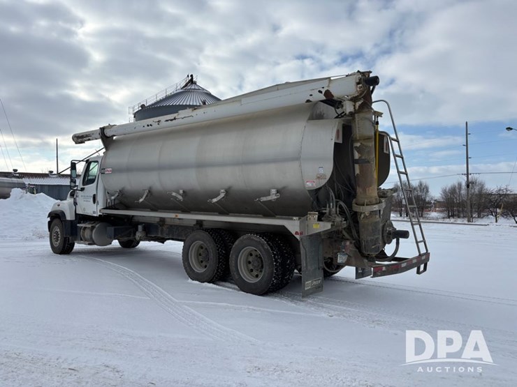 freightliner-114sd-image-9