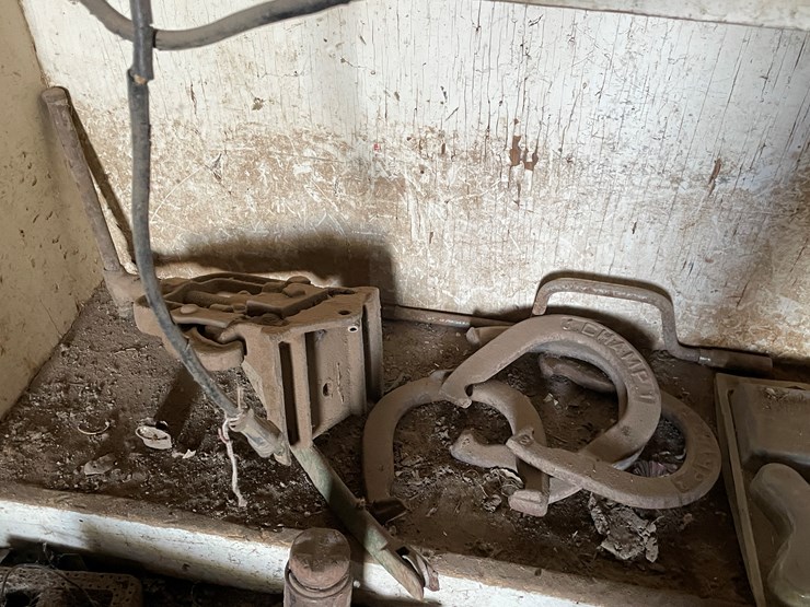 #3722-•-tools-hardware-and-shelf-image-12