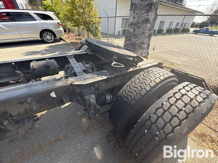 2004-freightliner-m2-106-image-9