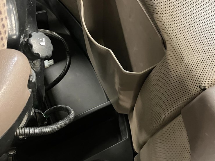 2010-john-deere-8295r-image-24